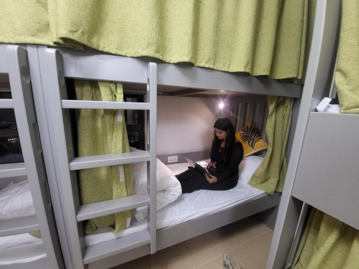 Pirates Bay Hostel Dubai Bagian luar foto