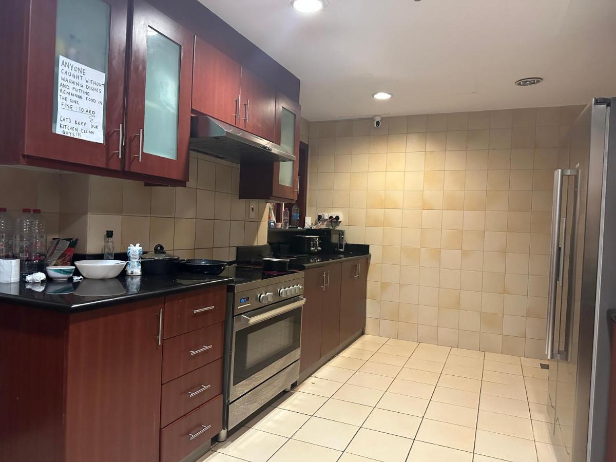 Pirates Bay Hostel Dubai Bagian luar foto