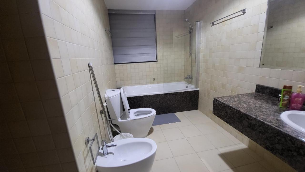 Pirates Bay Hostel Dubai Bagian luar foto