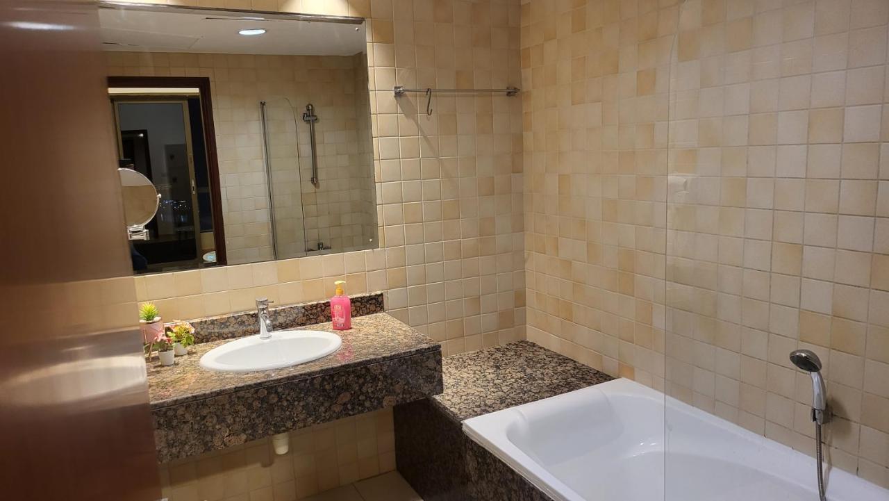 Pirates Bay Hostel Dubai Bagian luar foto
