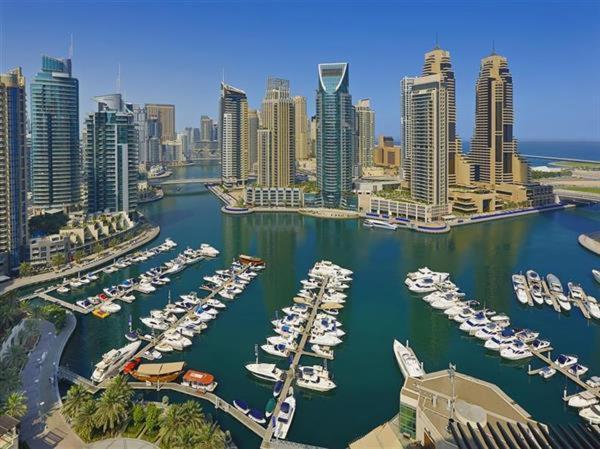 Pirates Bay Hostel Dubai Bagian luar foto