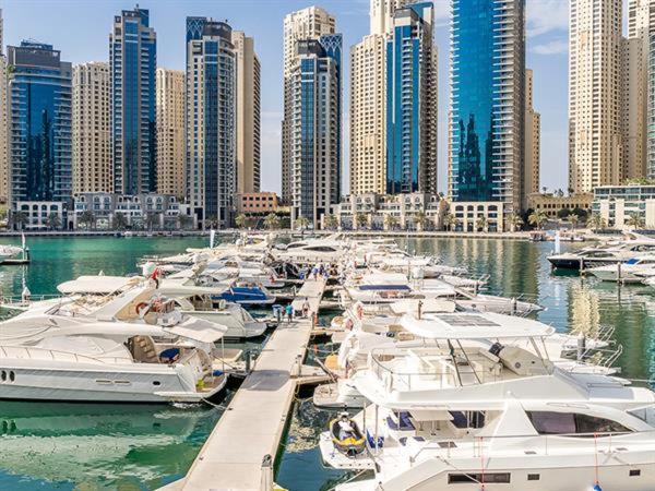 Pirates Bay Hostel Dubai Bagian luar foto