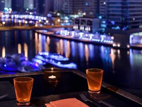 Pirates Bay Hostel Dubai Bagian luar foto